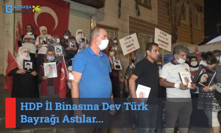 Diyarbakır HDP İl Binasına Dev Türk Bayrağı Astılar...