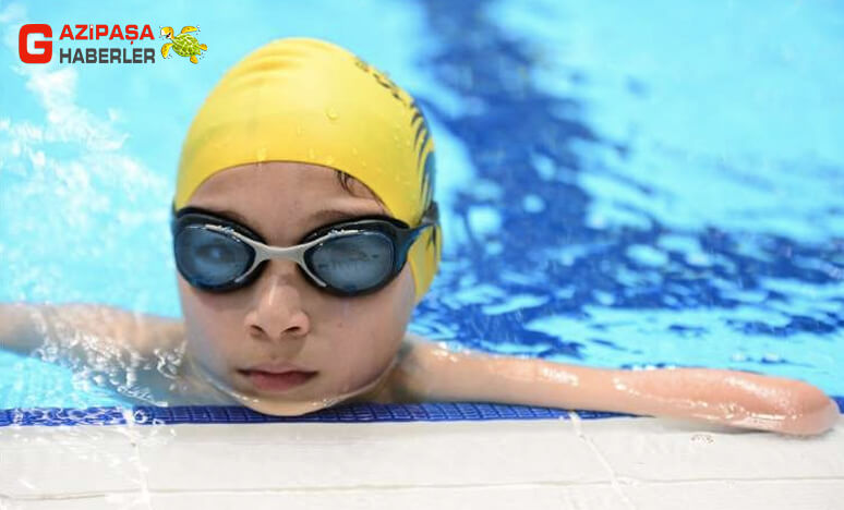 Türkiye'de Tanıştığı Yüzme Sporuyla Engelleri Aşıyor.